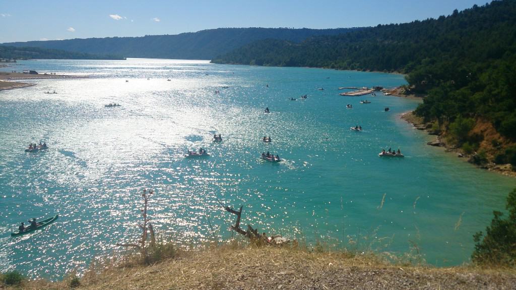Roadtrip entlang der Lavendelfelder der Provence mit Stopp beim türkisfarbenen Lac de Sainte-Croix