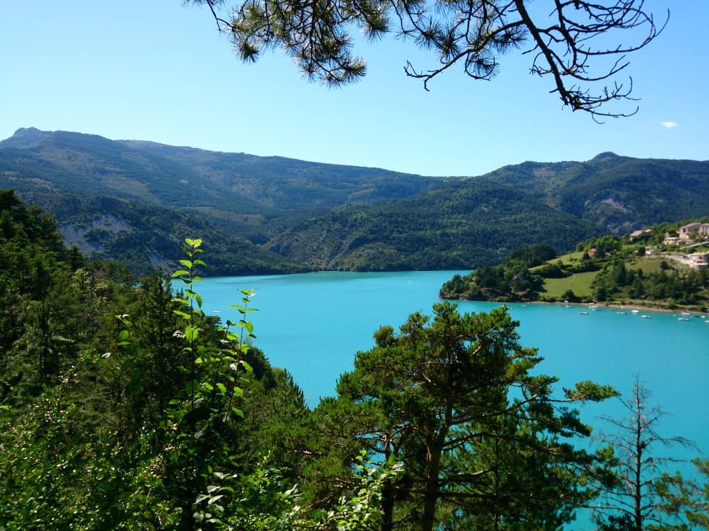 türkisfarbener See entlang der Lavendelfelder der Provence - Entlang der Lavendelroute im Süden Frankreichs