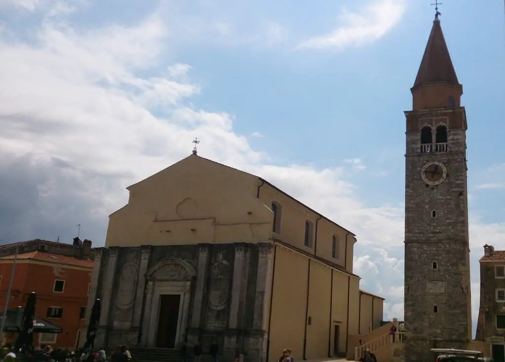 Marienkirche mit separatem Kirchturm in der Alstadt von Umag