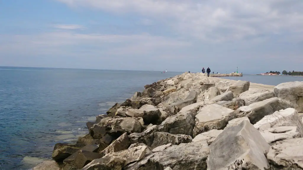 Uferpromenade in Umag mit Blick auf die Adria und einen Steinwall
