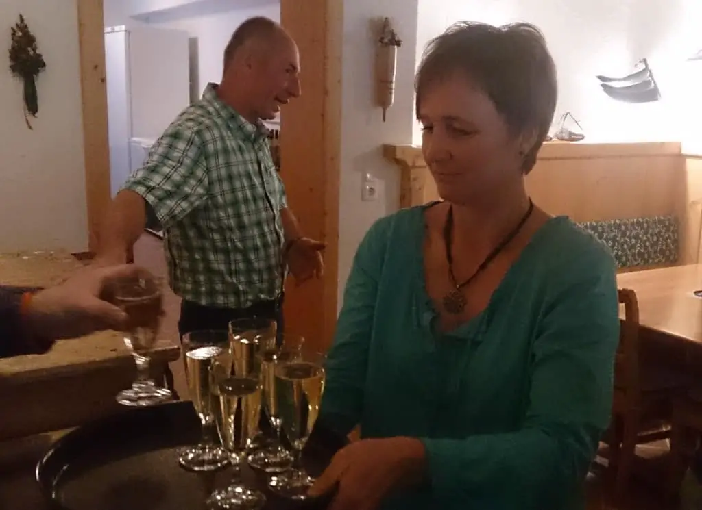 Marianne Lueger, Herrin des Hauses versorgt uns mit der Schmiedperle.