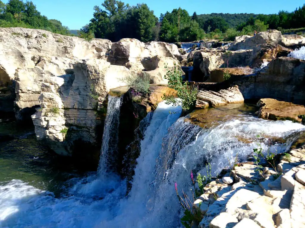 Klippen springen in Frankreich: Cascades du Sautadet