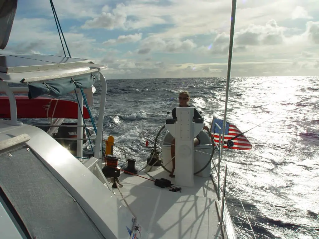 KEINE AHNUNG, ABER DAVON EINE GANZE MENGE...mein Versuch einen ca. 20 Meter langen Katamaran im Atlantischen Ozean zu segeln. Da ich den 5000 Euro teuren Spinnaker (Segel) nicht ruinieren wollte dauerte meine Segelkarriere geschätzte 2 Minuten