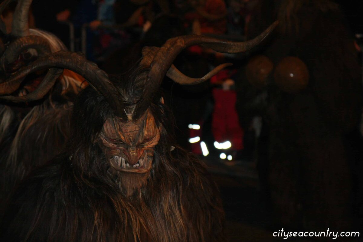 Mit Hörnern verzierte Masken und Fellbekleidung: Perchten und Krampusse laufen durch Salzburg