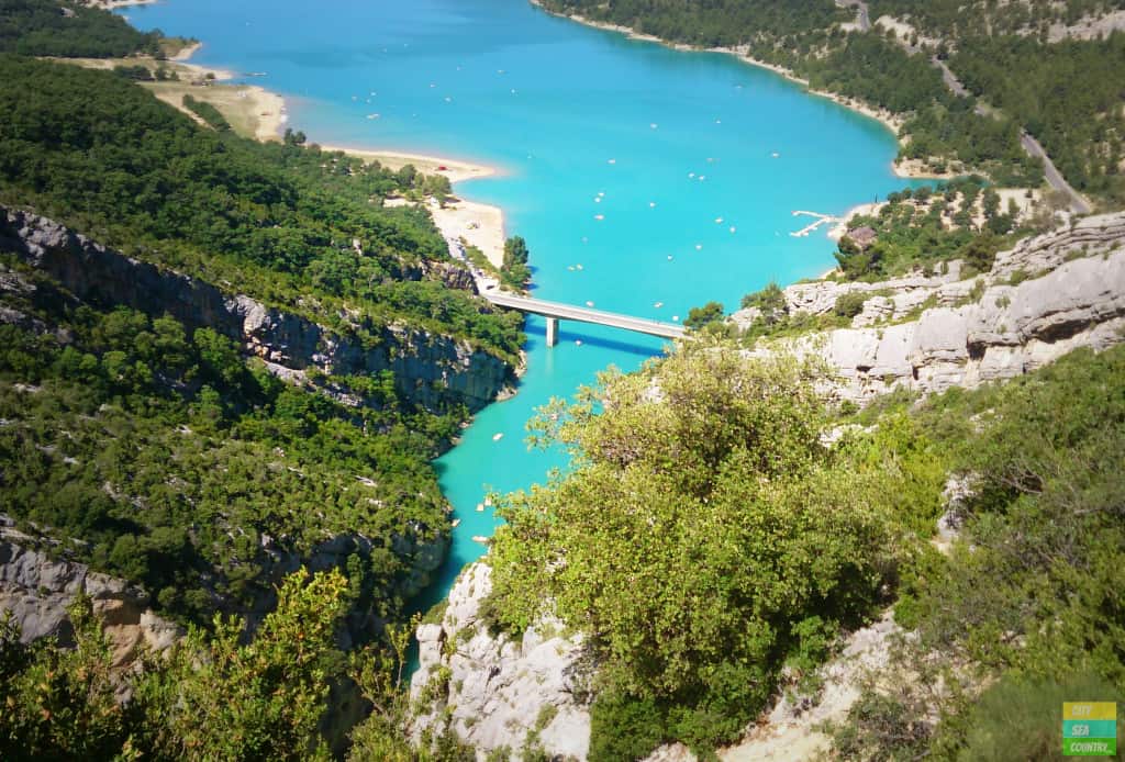 Blick auf den türkisfarbenen Lac de Sainte Croix von der Passstraße über der Verdonschlucht aus gesehen