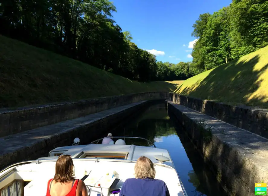 Durch den engen Kanal mit unserer souveränen Kapitänin. In der Ruhe liegt die Kraft.
