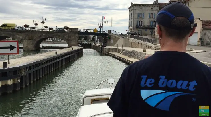 Thierry from Le Boat shows us how to steer safely through a lock.