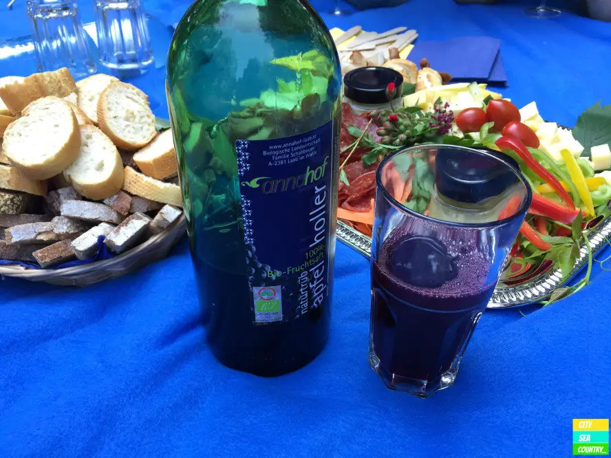 Picknick im Grünen mit dem Picknick-Korb "to go" - Im Rosarium, umgeben von tausenden von Rosen und dem ältesten Baum Badens.