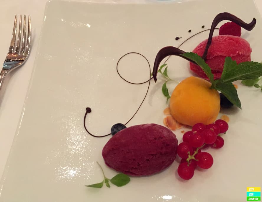 Veganes Heidelbeer-, Mango- und Himbeersorbet