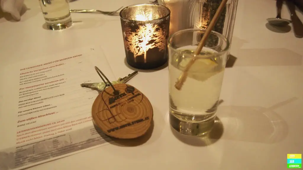 Sogar der Strohhalm im Aperitiv ist noch aus echtem Stroh. Was mir gefällt ist, dass sich hier niemand vom Thema Nachhaltigkeit und Klimaschutz bedrängt fühlt.