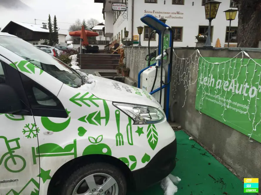 Das eAuto steht für Ausfahrten bereit.