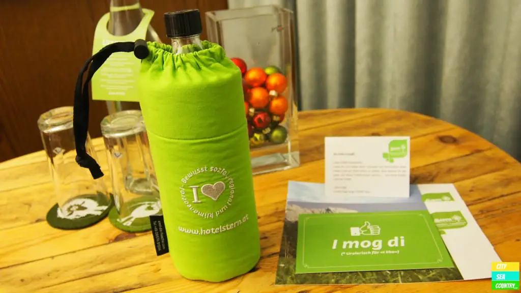 Tiroler Bergwasser und Glasflasche zum Mitnehmen bei Wanderungen und Aktivitäten in der Natur. So gab es bei meinem Besuch Birnenwasser und Apfelwasser. 24h lang zum Nachfüllen. Nachhaltigkeit kann auch Spaß machen.