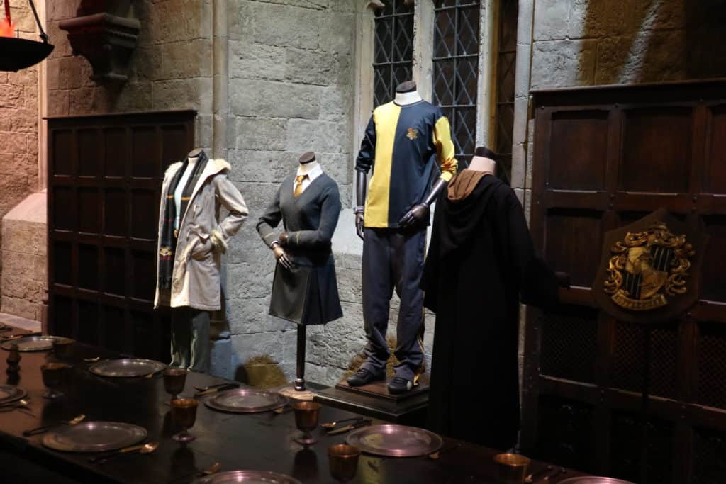 Filmkostüme und Requisiten der Harry Potter Filme in der Großen Halle der Filmstudios in London