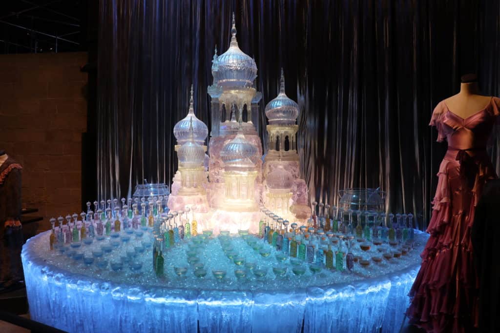 Hermines Ballkleid und das Schloss sowie Getränke vom Juleball in den Harry Potter Filmstudios