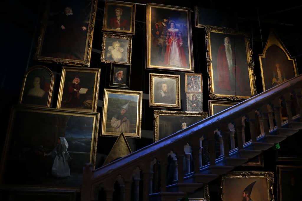 Hogwarts Innenansicht Treppe mit Portraits