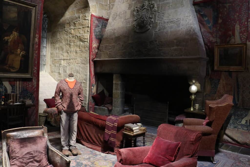 Der Gryffindor Gemeinschaftsraum it Kostüm von Harry in den Warner Bros. Studios in Leavsden bei London