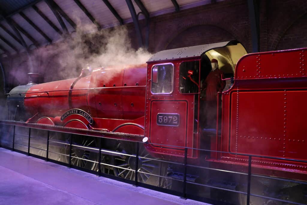 Die Lok des Hogwarts-Express auf Gleis 9¾ in den Warner Bros. Studios