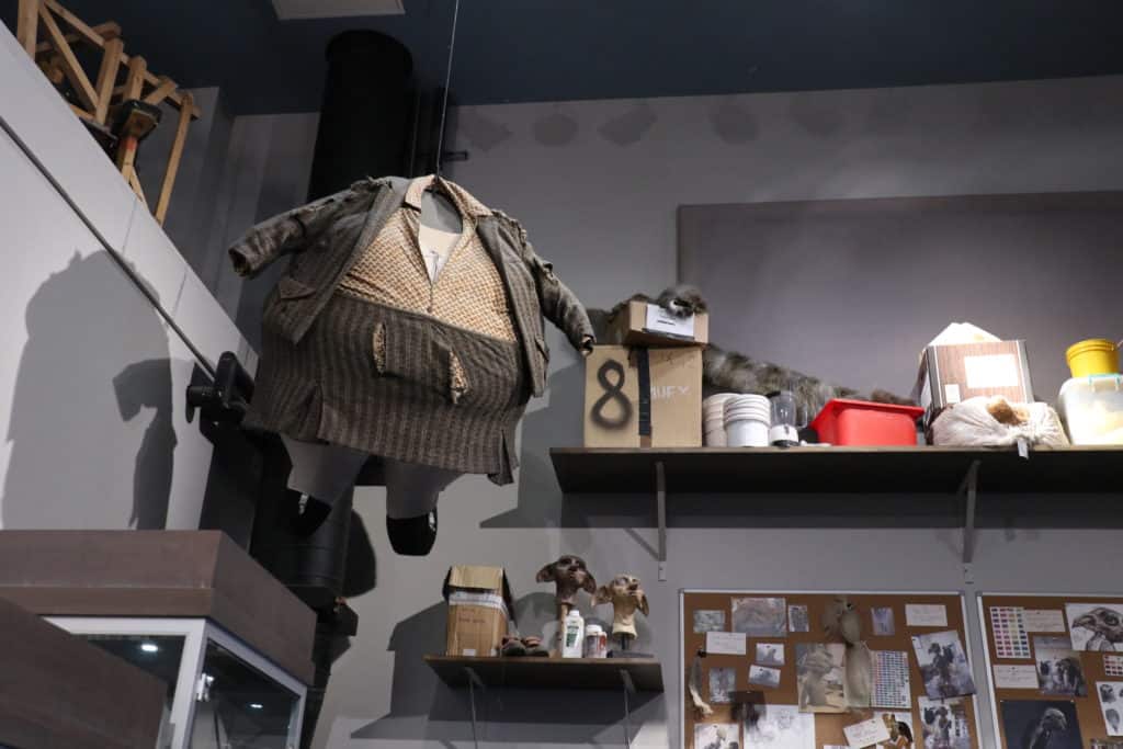 Umfassende Sammlung von Requisiten und Filmkostümen aus den Harry Potter Filmen in den Warner Bros. Studio London