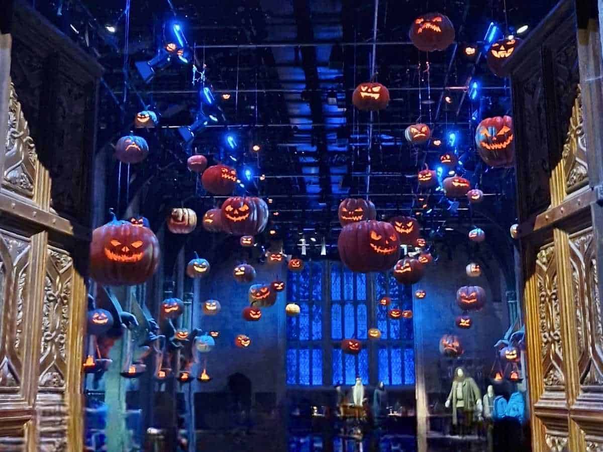Die Große Halle ist im Herbst passend zum Halloween Thema mit schwebenden Kürbissen beleuchtet
