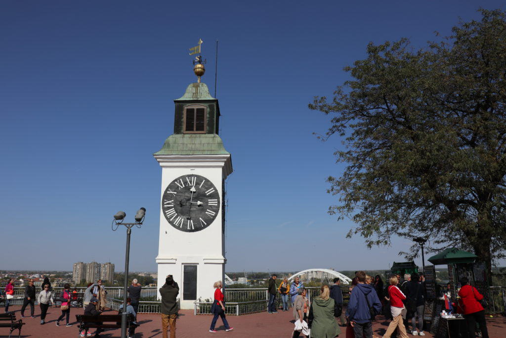 Blick auf den kleinen Uhrturm mit riesieger Uhr auf der Ludvigsbastion in Novi Sad 