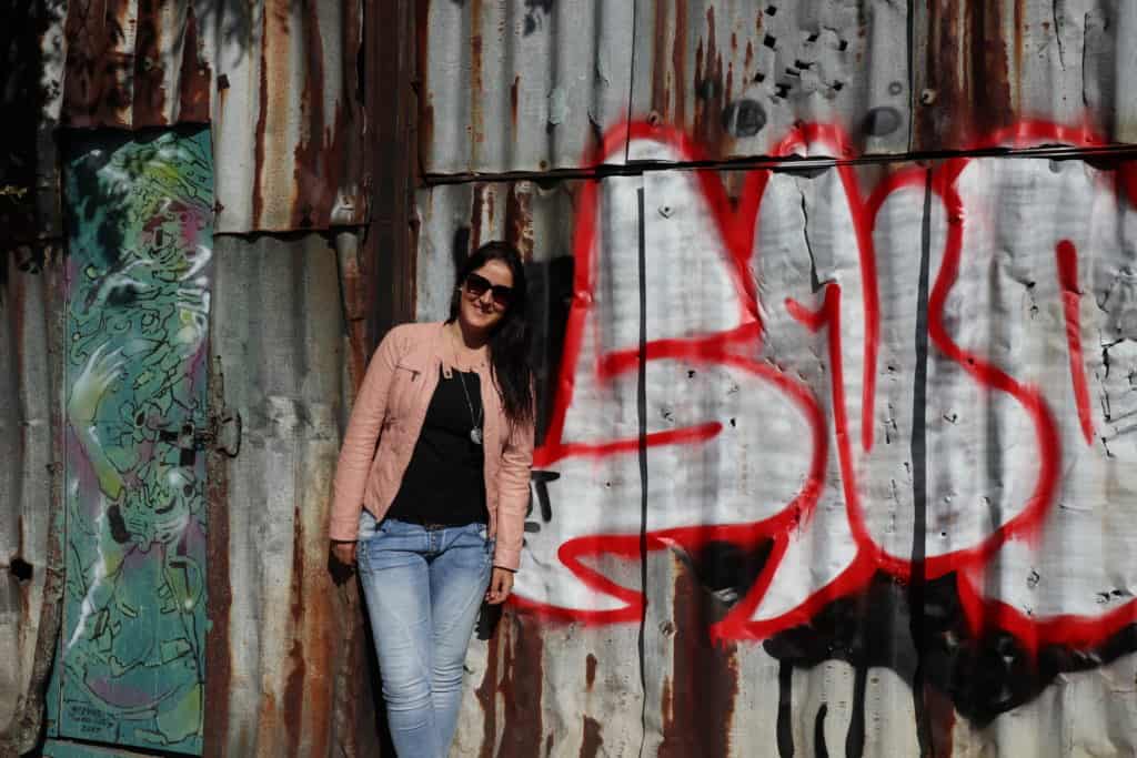 Christina vor Graffitiwand in Novi Sad