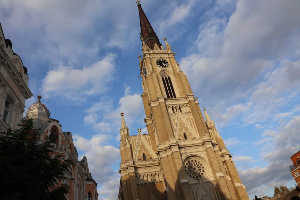 Blick auf den Kirchturm der Kirche Maria Namen im Zentrum von Novi Sad, Serbien