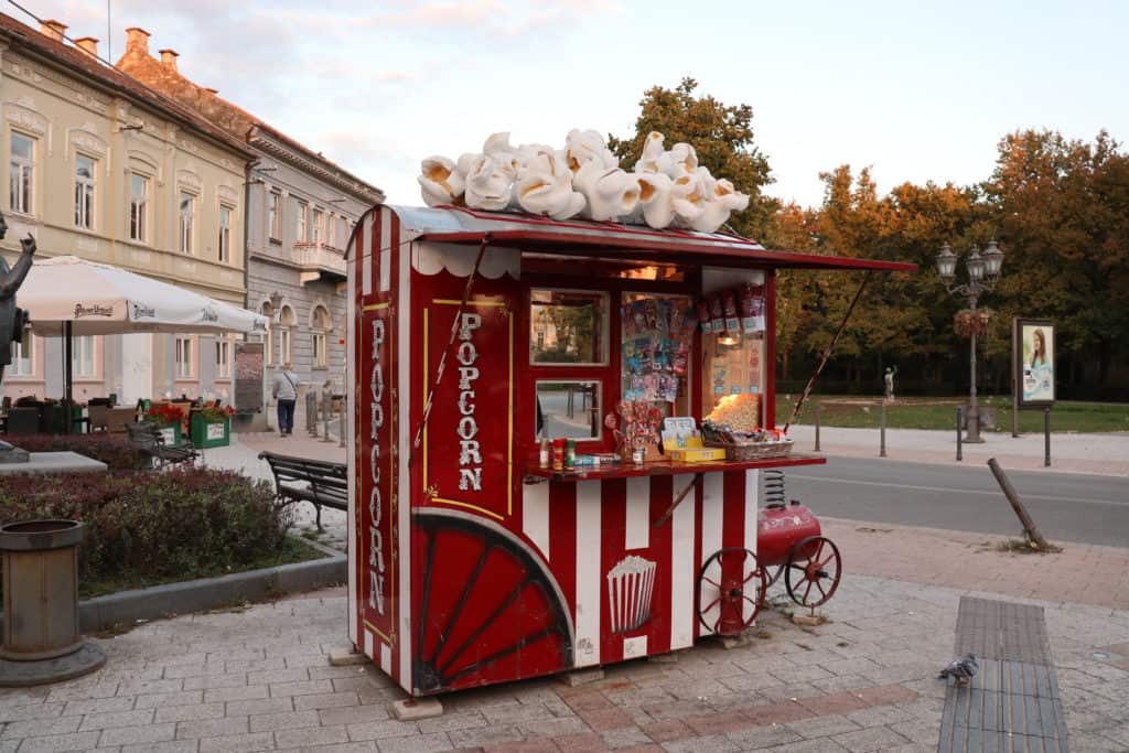 Popcornstand in Form eines Popcornbecher in Novi Sad, der Kulturhauptstadt von Serbien