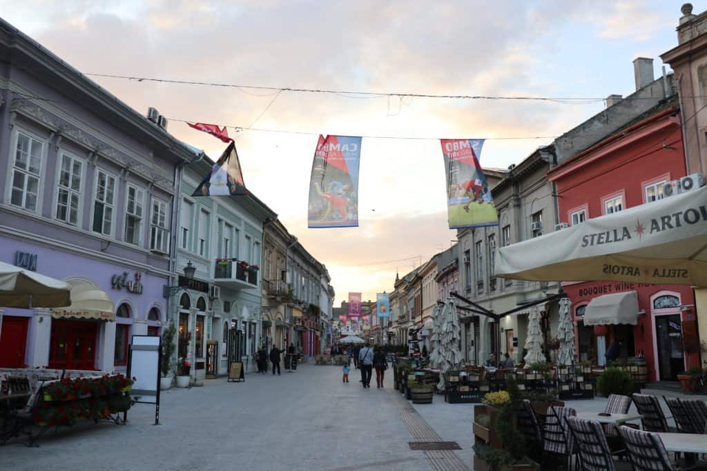 Blick auf bunte Häuser und Einkaufsstraße in Novi Sad, der Kulturhauptstadt
