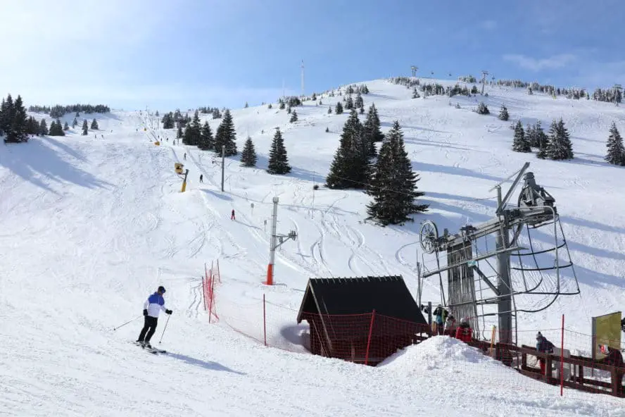 Winterurlaub in Serbien: Ski fahren am Dach von Serbien in Koaponik