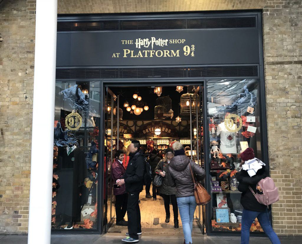Harry Potter Shop Kings Cross bei der Plattform 9 3/4 in London