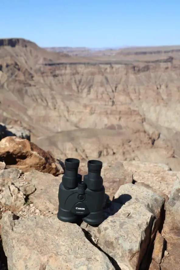 Unverzichtbarer Begleiter auf einer Afrika-Safari: Mit dem Fernglas von Canon entgeht dir nichts mehr