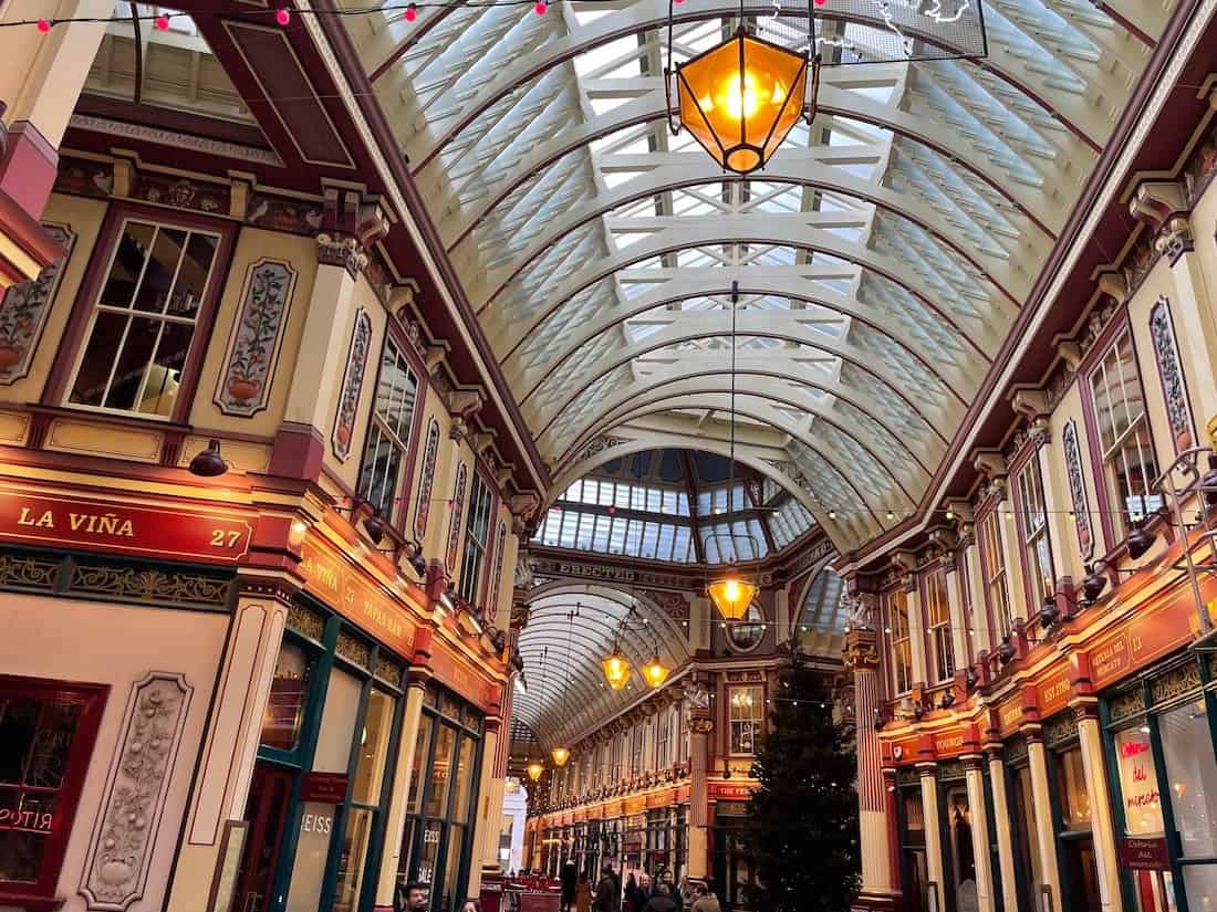 Die überdachte, viktorianische Einkaufspassage und Markt Leadenhall in weihnachtliche Beleuchtung gehüllt ist Drehort für Harry Potter und der Stein der Weisen und zählt zu den beliebtesten Harry Potter Sehenswürdigkeiten in London.