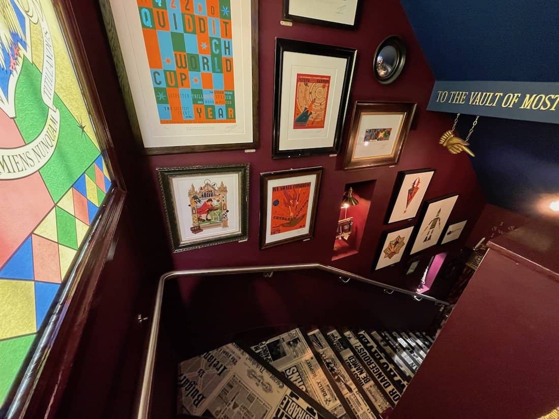 Grafiken vom Designerduo Mina und Lima im House of MinaLima schmücken die Wand. Hier geht es in den Keller der Gallerie, wo sich Drucke und Bücher, sowie die Karte des Rumtreibers befinden.
