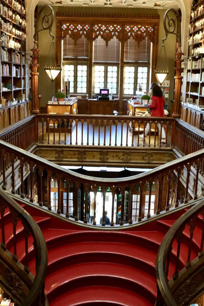 Blick auf die rote Treppe der Buchhandlung Livraria Lello in der Altstadt von Porto