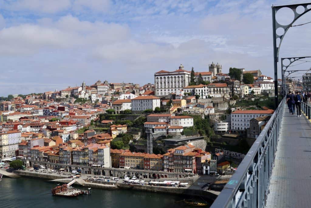 Blick von der Brücke Ponte Dom Luís I. Diese verbindet Porto mit der Stadt Vila Nova de Gaia und zählt zu einer der schönsten Aussichtspunkte in Porto.
