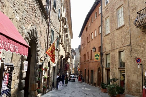 enge Gasse mit typischen Steinhäusern in Volterra.