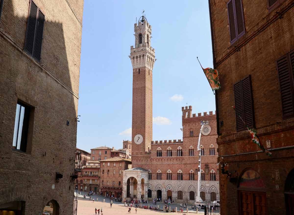 Blick auf den Palazzo Vecchio in Siena, eine der schönsten Städte in der Toskana