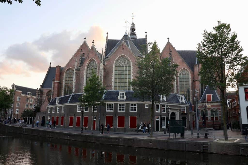 Amsterdam Tipp Oude Kerk von außen