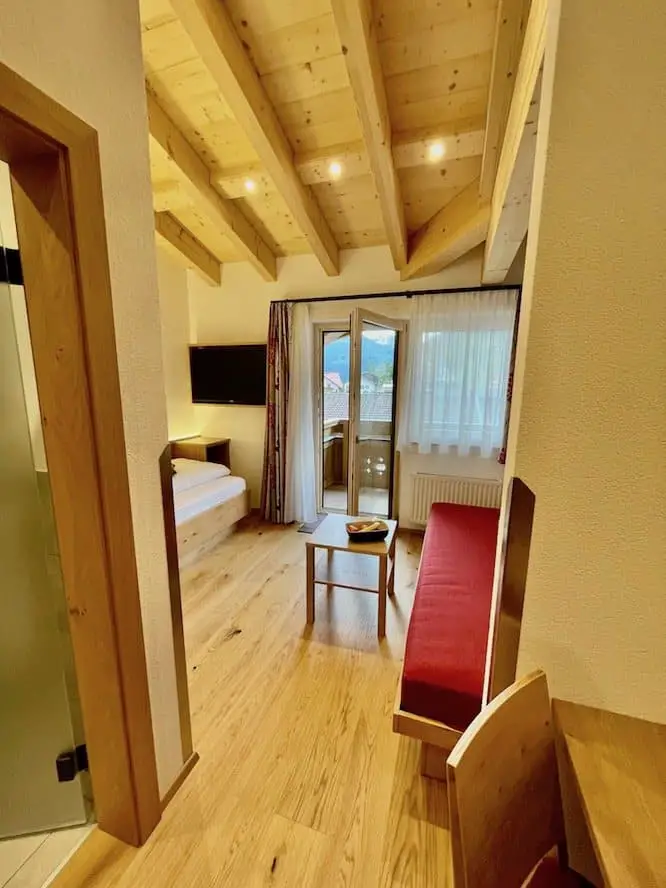 Holzgau im Lechtal: Wandertipps, Lüftlmalerei + Hoteltipp Pension Dorfstube