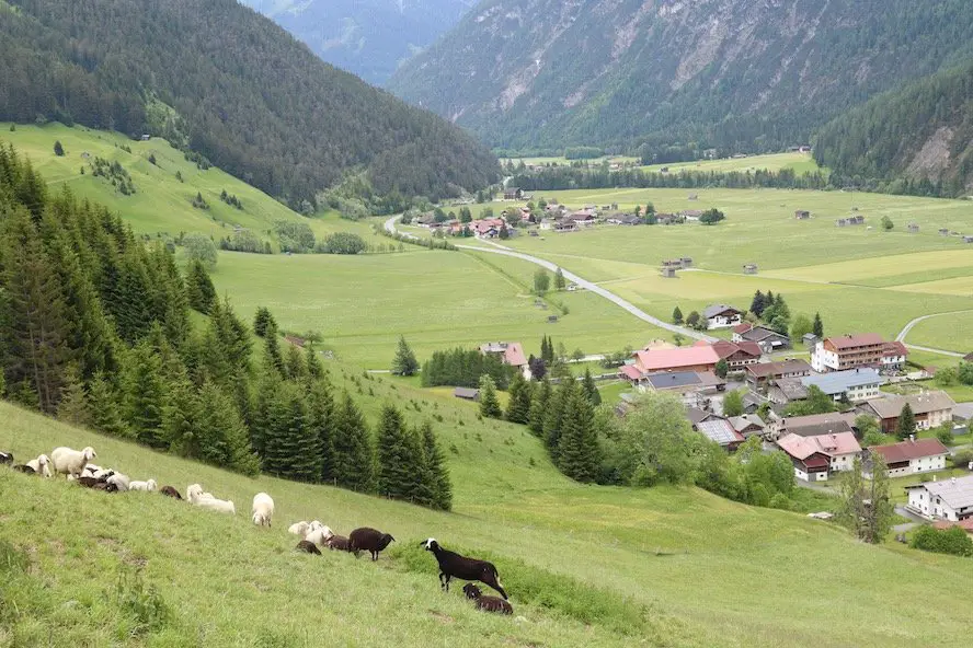 Holzgau im Lechtal: Wandertipps, Lüftlmalerei + Hoteltipp Pension Dorfstube