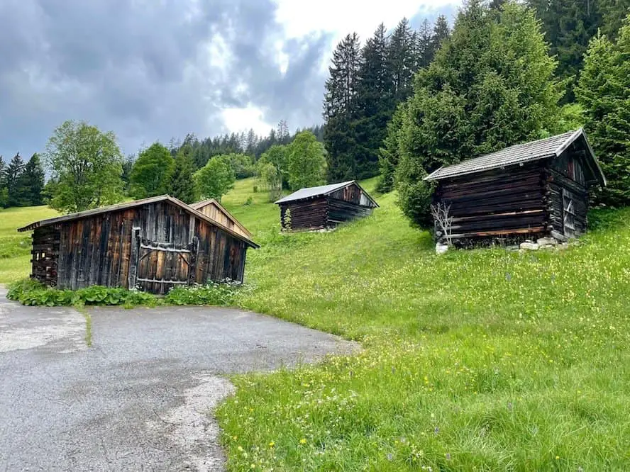 Holzgau im Lechtal: Wandertipps, Lüftlmalerei + Hoteltipp Pension Dorfstube