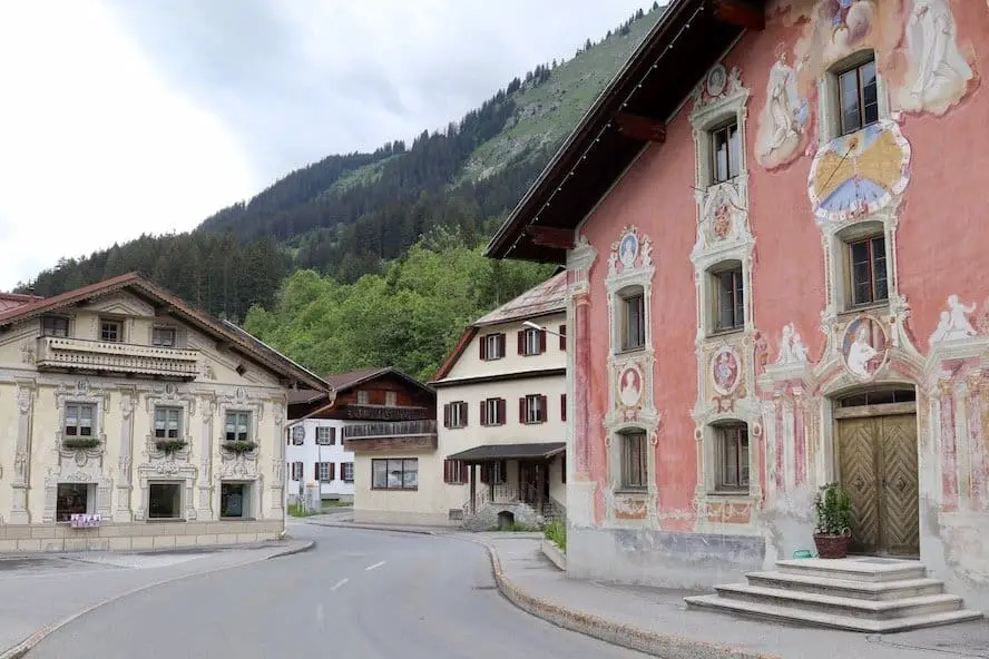 Holzgau im Lechtal: Wandertipps, Lüftlmalerei + Hoteltipp Pension Dorfstube