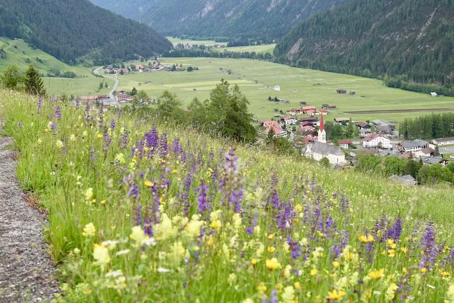 Holzgau im Lechtal: Wandertipps, Lüftlmalerei + Hoteltipp Pension Dorfstube