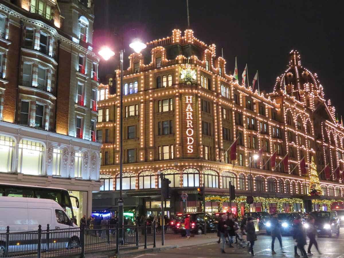 Harrods weihnachtlich beleuchtet in London im Dezember