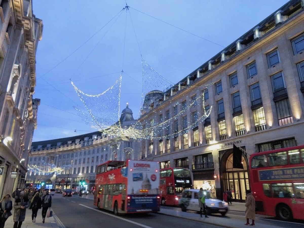 beleuchtete Regent Street mit berühmten Engeln in London im Dezember