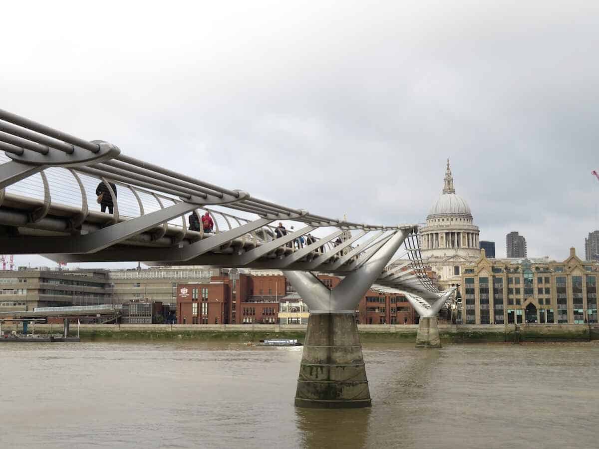 blick auf die Millennium Bridge, die auch als Harry Potter Brücke London bekannt ist.