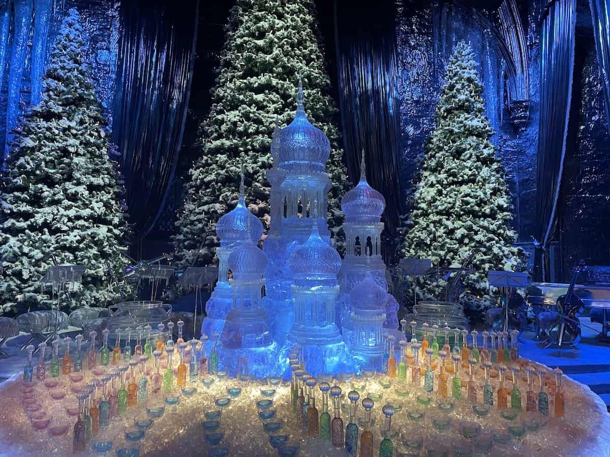 Yuleball Dekoration und schneebedeckte Tannen in der Großen Halle in Hogwarts