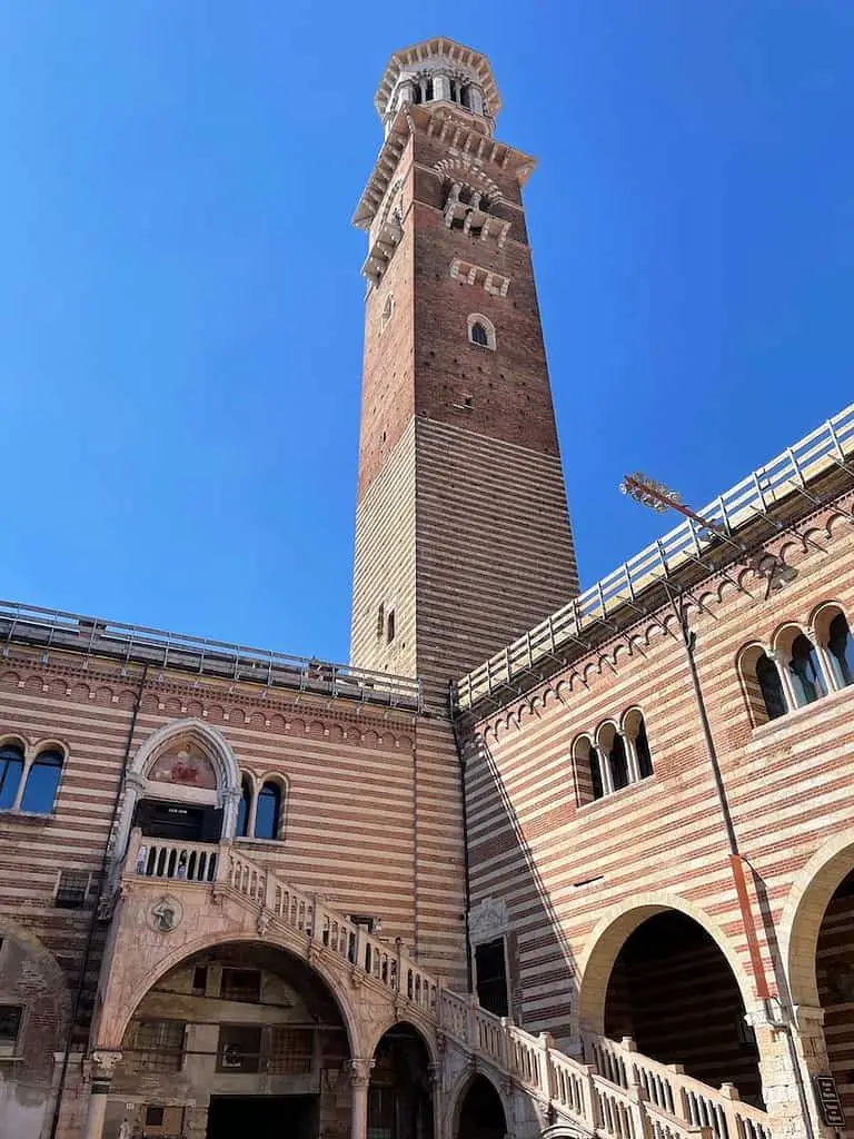 Verona Sehenswürdigkeit Torre dei Lamberti und Palazzo della Ragione