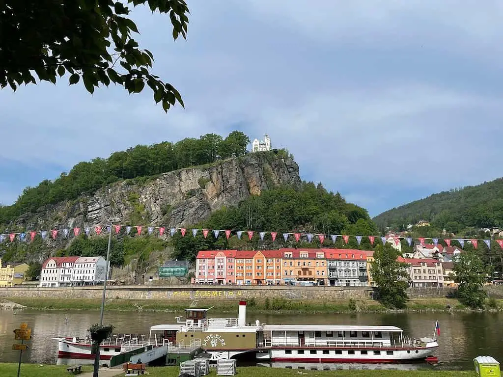 Stadt Decin mit Elbe und Schäferwand
