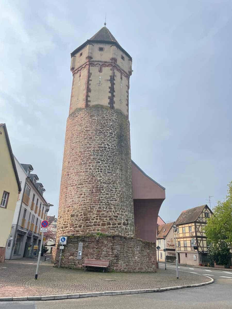 Blick auf den schiefer Turm, eine der Sehenswürdigkeiten in Wertheim. Aufgrund des Untergrundes ist der Turm leicht nach rechts geneigt.